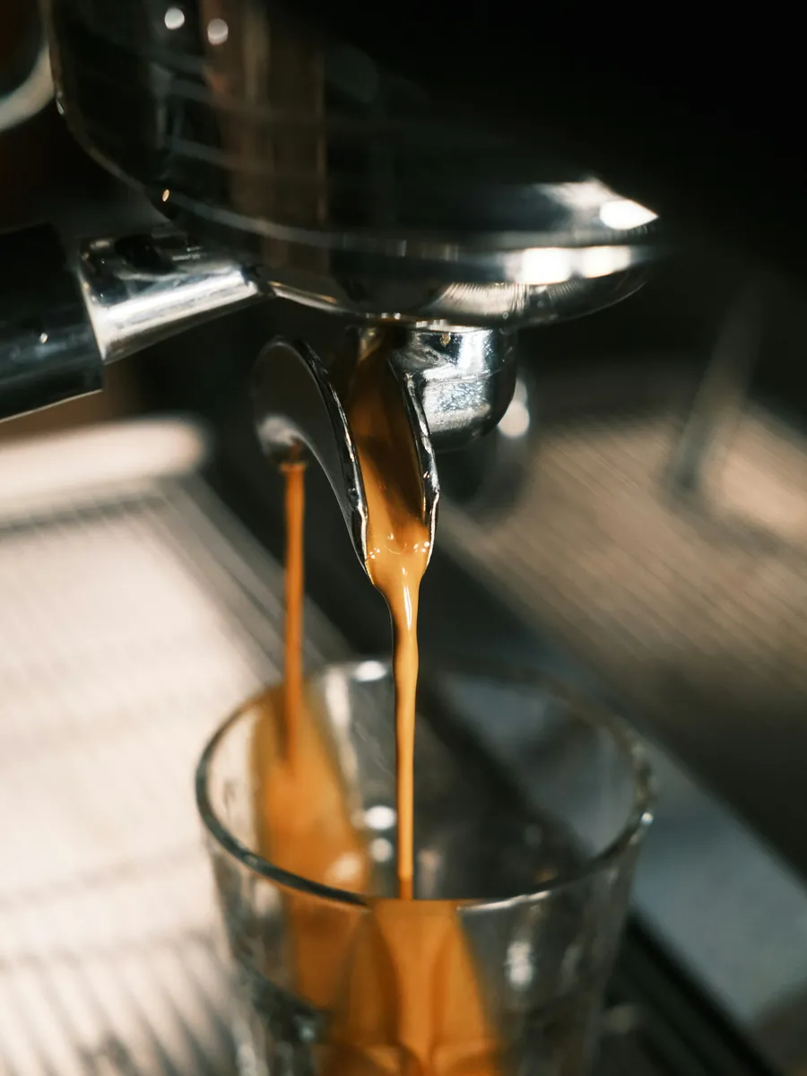 Espresso teče z páky kávovaru