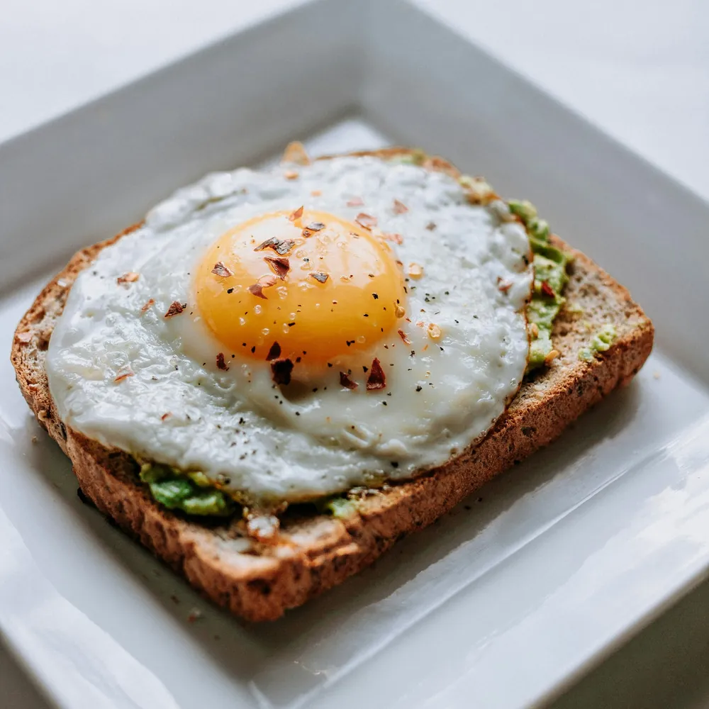Toast s avokádem a volským okem